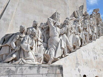 Monumento Padrão dos Descobrimentos, localizado em Lisboa, Portugal. O colonialismo foi o principal motor da retirada de bens culturais do Brasil. Durante o período colonial, a expropriação de objetos de valor cultural era uma prática comum, considerada um direito dos conquistadores. Essa pilhagem cultural era justificada pela visão eurocêntrica de que a cultura europeia era superior e que os bens retirados de territórios coloniais deveriam ser preservados em museus europeus








