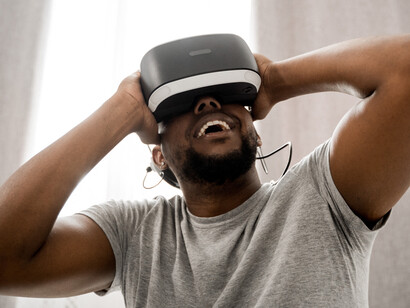 Uma nova sala de estar é criada por realidade aumentada na casa de jovem fissurado por tecnologia