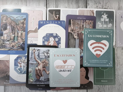 La Cartomancie. Les outils divinatoires, l’astrologie, les cycles lunaires, les rituels, toutes ces pratiques connaissent une remontée et un nouvel essor international dans notre société © Mam'zelle Brelok 