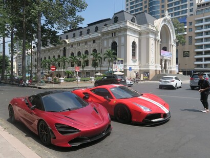 Ferrari 448 Pista nel piazzale del Teatro dell'Opera, davanti al Continental Palace Saigon