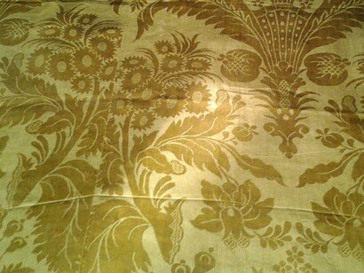 Il progetto della seteria faceva parte della colonia reale di San Leucio, un esperimento sociale e produttivo molto avanzato per l’epoca. Esempio di tessuto damascato in seta