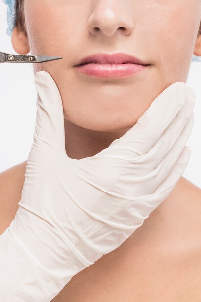 I corpi che raccontano pretese sono spesso vittime di una società che impone canoni estetici difficili da raggiungere, alimentando insoddisfazione e ansia in chi non si conforma a tali ideali