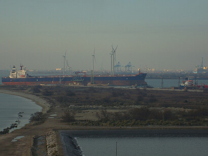 Fos-sur-Mer, France. Des projets solaires et éoliens voient également le jour près de ces ports historiques © By markoz66

