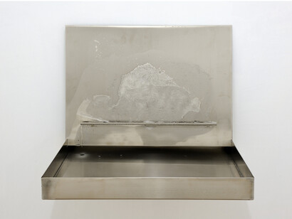 Eternità (La Regina delle Nevi), 2011. Scultura in ghiaccio, acciaio inox  48 x 35 x 5 cm.
Courtesy Galleria Continua, San Gimignano / Beijing / Les Moulins. Photo by Michele Alberto Sereni
