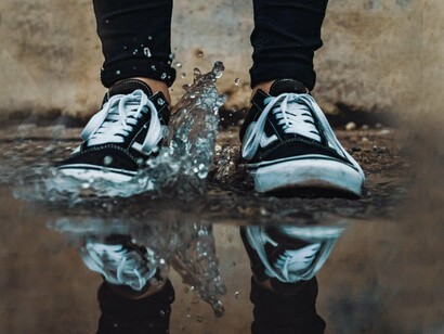 Pés refletidos na água. Na Mitologia Grega, Narciso se apaixonou pela própria imagem refletida na água. A história é amplamente utilizada como uma crítica ao excesso de egocentrismo. A era das redes sociais trouxe consigo a incessante busca pela validação e reconhecimento, o que alterou significativamente o comportamento humano, dando origem e potencializando as já existentes patologias de personalidade, como o transtorno de personalidade narcisista (TPN)