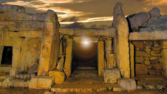 Hagar Qim e Mnajdra, Malta.  Le finestre e le aperture all'interno dei templi sono posizionate in modo tale da creare effetti di luce e ombra durante i solstizi e gli equinozi, suggerendo una profonda comprensione dei cicli celesti e della connessione tra il cosmo e la spiritualità umana