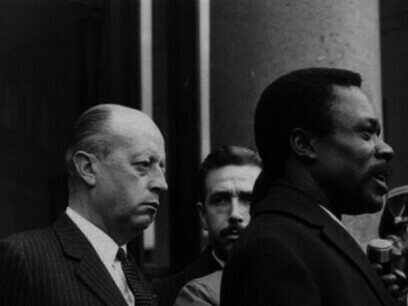 Albert-Bernard Bongo, président de la République gabonaise, s'entretient avec Jacques Foccard, secrétaire général de l'Élysée chargé des affaires africaines, à Paris, le 7 juillet 1970