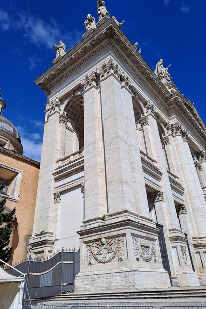 Basilica di San Giovanni in Laterano, Roma, Italia. Facciata, prospetto laterale, (© Roberto Luciani)