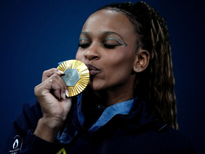 Rebeca Andrade beija medalha de ouro conquistada pelo solo nos Jogos Olímpicos de Paris 2024. Foto: Alexandre Loureiro/Comitê Olímpico Brasileiro