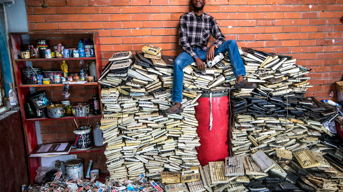 Moffat Takadiwa at his studio, copyright the artist, courtesy Tyburn Gallery, photo by Kumbulani Zamuchiya
(Moffat_portrait_04)
