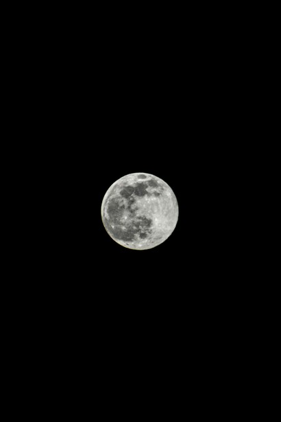 Lua cheia, a sua beleza pura manifesta-se no meu coração e comove-me