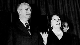 Marta Abba si complimenta con Guido Ammirata per il suo dramma sulla vita di Pirandello