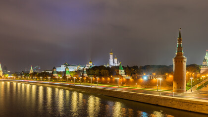 Vista nocturna del Kremlin, que significa: "Fortaleza dentro de la ciudad".Un complejo fortificado en el centro de Moscú, Rusia, 03.10.2016.
Es el más conocido de los kremlins (citadelas rusas) e incluye cinco palacios, cuatro catedrales, la muralla con sus torres y el Gran Palacio del Kremlin, antigua residencia de los zares. El complejo sirve en la actualidad de residencia del Presidente Putin