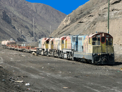 Un tren transporta pizarras de cobre al puerto de Antofagasta, Chile