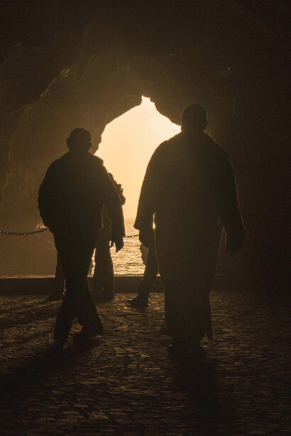 Entre o medo e a coragem, José, Francisco e Daniel encaram o dragão protetor de um tesouro mágico e aprendem a importância da união e da criatividade