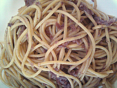 Spaghetti with red onions of Tropea (recipe)