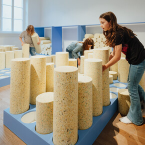 Minimöbel. Stühle für kinder, ausstellungsansicht. Mit freundlicher genehmigung des Museums für Kunst und Gewerbe Hamburg