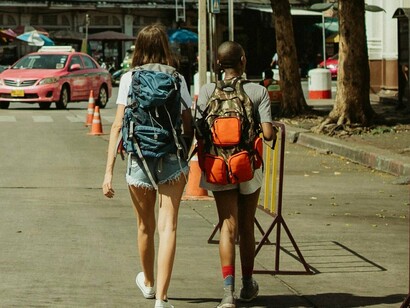 Amigas viajam juntas. Com o orçamento estabelecido, ainda tinha mais duas questões para resolver, já que não era uma viagem solo: tempo e destino. O primeiro, apesar de ter liberdade, não dependia de mim, mas sim de quem iria comigo, então foi necessário verificar quantos dias podiam ser tirados de folga. Resultado: sete dias. Fomos então para a terceira decisão e essa, preciso confessar, foi mais complicada do que pensei
