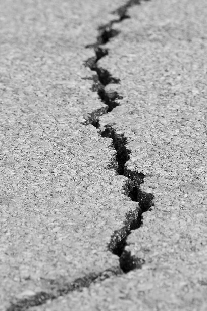 Suelo agrietado por un cismo
