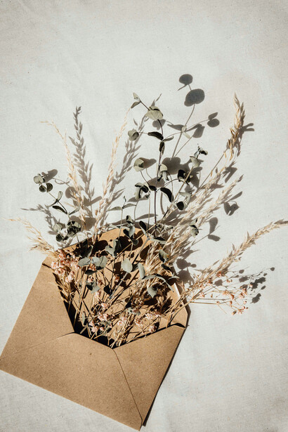 El universo de lo manuscrito, donde la ilusión y la espera son protagonistas. La mano sobre el papel, el trazo de la tinta, el peso de la carta como objeto tangible