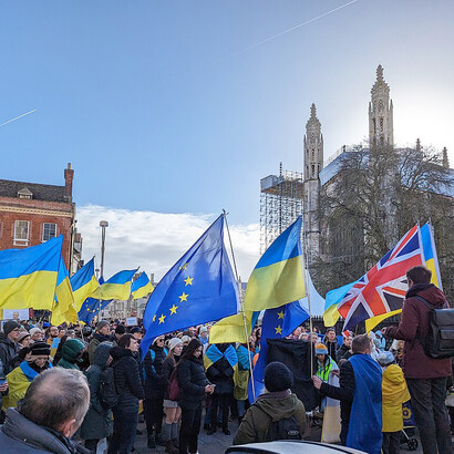 Demonstrationen und Mahnwachen gegen den russischen Angriffskrieg gegen die Ukraine. Bild: Cambridge, England, am 25. Februar 2023