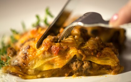 Dalla forma simile alla lasagna, il vincisgrassi è il piatto tipico delle feste nelle Marche. Composto da un ragù denso e ricco, fatto con carne tagliata al coltello, una densa besciamella e distintivi sentori di chiodi di garofano e noce moscata