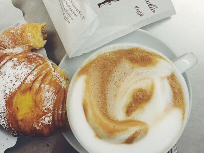 Cappuccino und brioche