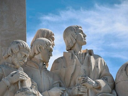 Monumento Padrão dos Descobrimentos, localizado em Lisboa, Portugal. Outro obstáculo significativo é o custo elevado associado ao processo de repatriação. Além do transporte, que exige cuidados específicos para garantir a preservação dos bens, há os custos de conservação e manutenção, especialmente em países onde o patrimônio cultural já é subfinanciado. No caso do Brasil, muitos museus e instituições culturais carecem de infraestrutura adequada para abrigar e proteger os bens repatriados