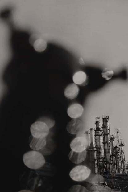 Shomei Tomatsu (Nagoya Giappone, 1930 – Naha, Giappone, 2012) - Impianto petrolchimico. Yokkaichi, Mie, 1960 - Stampa ai sali d’argento, 35,5 × 29,2 cm © Shomei Tomatsu Estate, courtesy | PRISKA PASQUER, Cologne