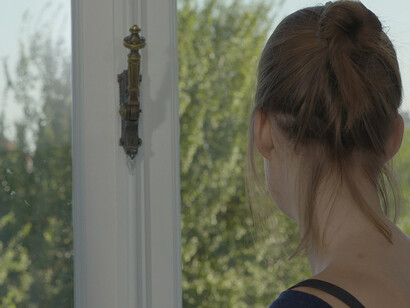 Marie José Burki
«Un chien sur la route, au passage du promeneur», 2017. Filme a cores, som, 33’ 43’’. 3 vídeos para 3 projeções sincronizadas. Produzido com o apoio do Centre National des Arts Plastiques, Paris, Fédération Wallonie-Bruxelles, Centre Régional de la Photographie, Douchy les Mines e Kunsthaus Pasquart, Bienne.