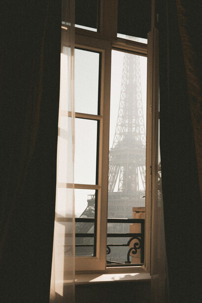 Mirar hacia afuera desde nuestra ventana simbólica nos recuerda que siempre hay oportunidades y caminos nuevos por explorar