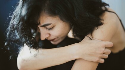 Começamos logo bem com os zunzuns dos que se dizem pró-vida e antiaborto a dizerem que queriam mexer na lei. Desculpem-me a sinceridade, mas já ninguém vos aguenta com essa lengalenga de que a mulher que faça um aborto está a matar um ser um humano. É certo que cada um acredita naquilo que quer ou naquilo que lhe vomitam aos ouvidos, mas não me cabe em pleno século XXI virem-me dizer que querem regredir nos direitos, que tanto custaram a ser alcançados. Ainda por cima, direitos das mulheres, que a seguir aos idosos e às crianças, são os elos mais fracos da sociedade. Um homem não pode conceber uma criança, mas se pudesse este assunto nem sequer era pensado, quanto mais discutido! 