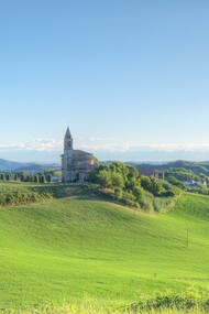 Verdi colline di Montesegale (PV) con la chiesa dei Santi Cosma e Damiano, Italia