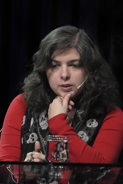 Mariana Enriquez en el conversatorio "¿La Patria es la lengua?" donde escritores y escritoras contemporáneas debatieron la realidad argentina, Centro Cultural Caras y Caretas, Buenos Aires, Argentina