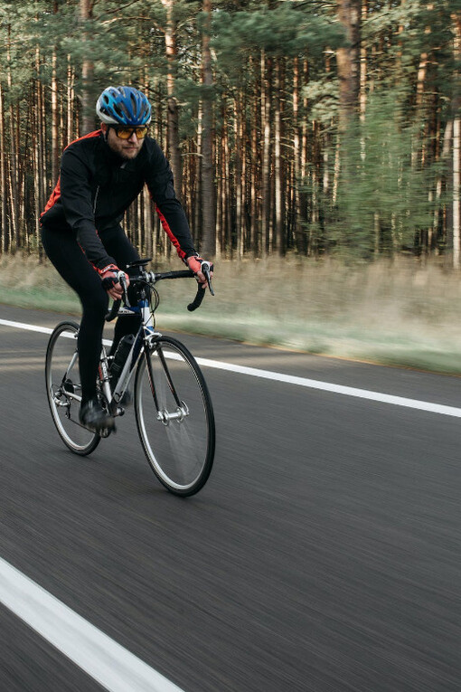 Persona sulla bicicletta pedala velocemente acquisendo velocità