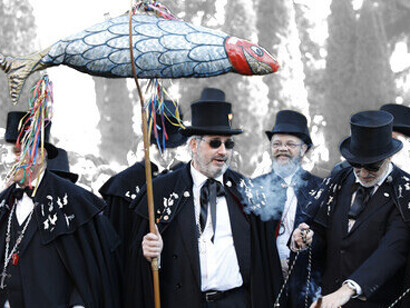 La Alegre Cofradía del Entierro de la Sardina ha despedido hoy, miércoles de Ceniza, el Carnaval madrileño de 2017, entre lágrimas y sollozos, como corresponde a tan triste pérdida, pero en compañía de música, gigantes y cabezudos y sin olvidarse de sonreír. Carnaval de Madrid, España