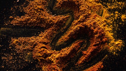 Mistura de especiarias coloridas secas em fundo preto