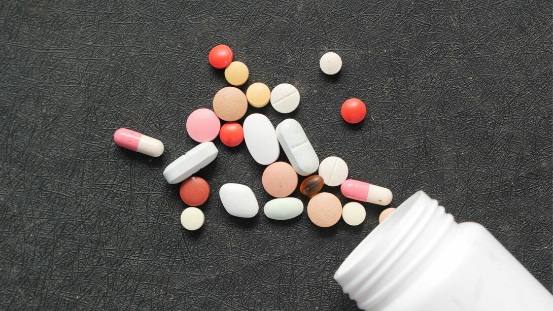 El primer medicamento descubierto y desarrollado íntegramente por inteligencia artificial generativa es la pequeña molécula antifibrótica Rentosertib