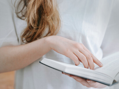 Lettura. La letteratura non fa altro che raccontare la città, il paese, quel modo di vivere unico e la maniera di affrontare i problemi e i dolori