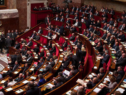 Parlamentarios reunidos en el edificio de la Asamblea Nacional francesa, París, Francia