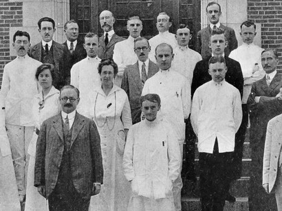 Dr. Elisha H. Cohoon, Dr. Henry P. Frost, Dr. Herman M. Adler e Dr. E. Ernest Southard, entre outros, nos degraus do hospital psicopático. No século XIX, o psiquiatra francês Philippe Pinel descreveu indivíduos com comportamentos antissociais e falta de empatia, a quem chamou "insanos morais"

