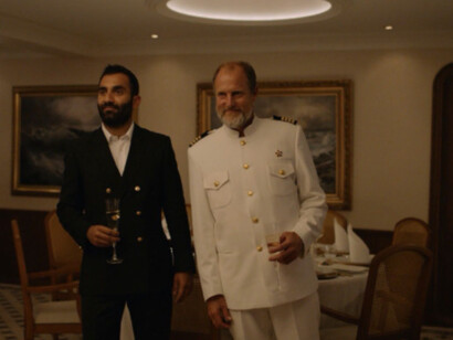 Arvin Kananian e Woody Harrelson ne "Il triangolo della tristezza" del regista svedese, Ruben Östlund