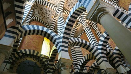 Cappella divisa in tre strette navate, con l’intreccio di archi a strisce bianche e nere che ricordano i disegni di Escher, Rocchetta Mattei, Grizzana Morandi (BO), Italia