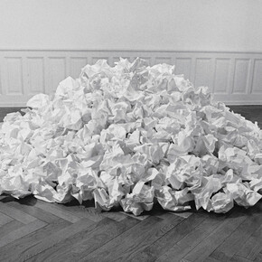 Reiner Ruthenbeck, Weißer Papierhaufen 1979, 600 sheets of paper, Photo: Reiner Ruthenbeck © Reiner Ruthenbeck/ DACS 2014