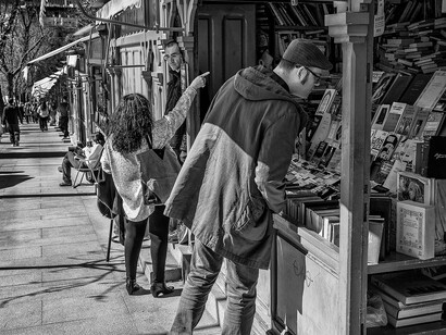 Madrid. Clientes en los puestos de la Cuesta de Moyano