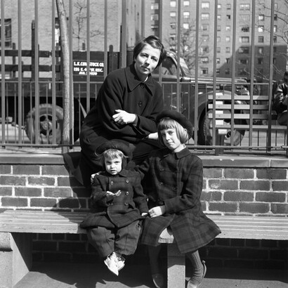 1955, Image size: 12x12 inch (30,48 x 30,48 cm) Paper size: 20x16 inch (50,8 x 40,64 cm)
© Estate of Vivian Maier, Courtesy of Maloof Collection and Howard Greenberg Gallery, NY
