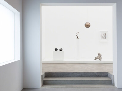 Transmission, Exhibition view. Courtesy of Anat Ebgi