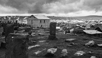 Antonella Monzoni -Ferita Armena - Antico cimitero di Noraduz, uno dei luoghi più suggestivi dellʼArmenia.
Situato vicino al lago Sevan, è un insieme di colline disseminate da migliaia di tombe e pietre sepolcrali
interamente intagliate e scolpite.