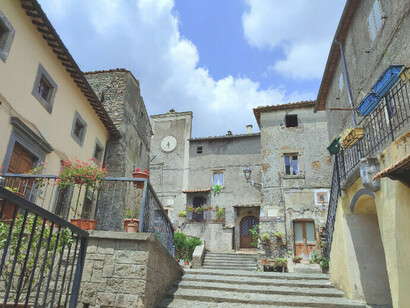 MicroMuseo di Arte Contemporanea della Tuscia, Italia. Innamorarsi fu semplice, la bellezza della valle con le sue montagne frastagliate che si affacciano sull’orizzonte, i calanchi, il loro parco, la storia che si respira passeggiando per il paese ci convinsero, in poco tempo, che fossimo arrivati a casa