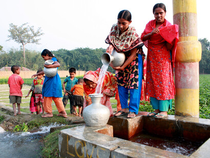Habitantes de Bangladesh distribuyen agua potable